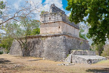 Chichen Itza antik maya kentinde ormanda eski tapınak