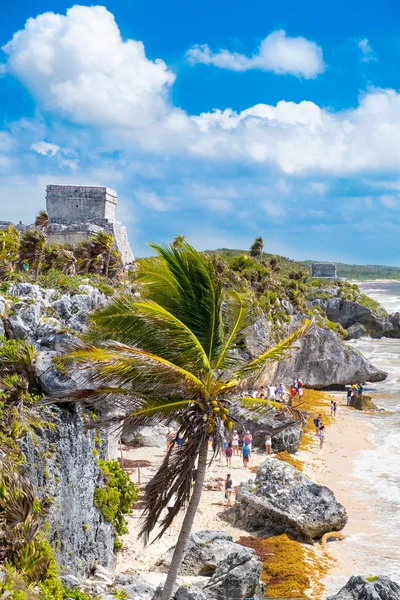 Руины майя на скале у моря в Тулуме в Мексике — стоковое фото