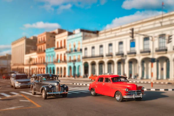 하바나의 오래된 자동차와 다채로운 건물 — 스톡 사진