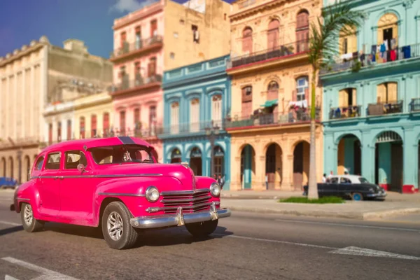 Starožitné automobily a barvité budovy ve staré Havaně — Stock fotografie