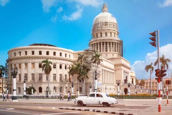 Coche antiguo junto al Capitolio en la Habana Vieja — Foto de Stock