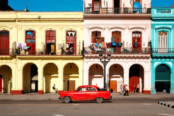 Carro clássico e edifícios coloridos em Havana Velha — Fotografia de Stock