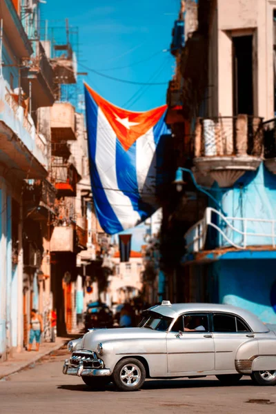 Antieke auto en Cubaanse vlag in oud Havana — Stockfoto