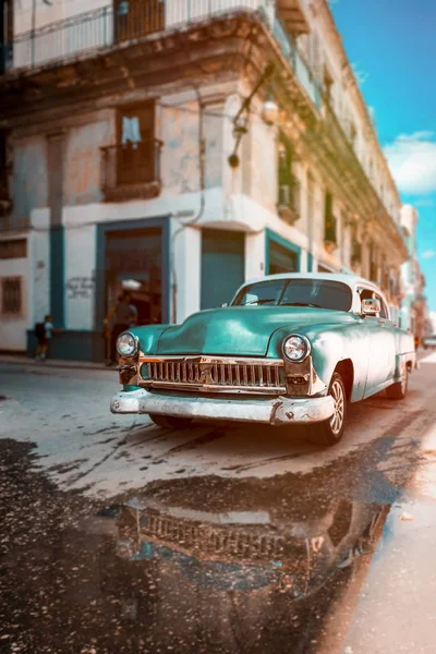 Antieke auto met reflecties op een plas water in oud Havana — Stockfoto