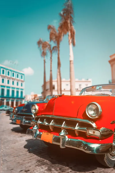 Pestrobarevné starožitné vozy ve staré Havaně — Stock fotografie