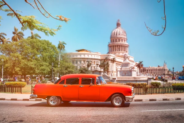 Carro americano antigo ao lado do Capitólio em Havana — Fotografia de Stock