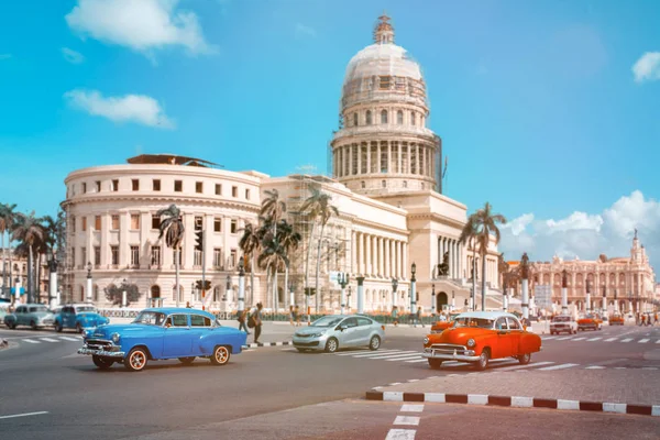 Klassieke auto's in Havana naast het Capitol Building — Stockfoto