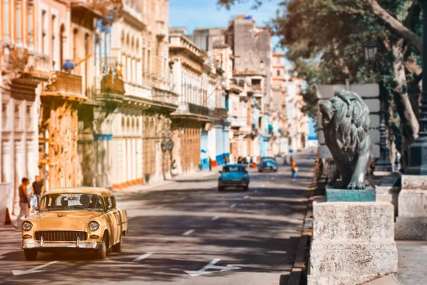 Eski Havana ünlü Prado caddesinde antika arabalar — Stok fotoğraf