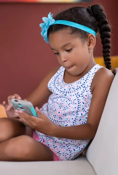 Kis afro-amerikai lány használ egy mobil telefon — Stock Fotó