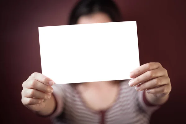 Mujer adulta joven sosteniendo un cartel en blanco — Foto de Stock