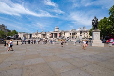 Londra'da bir yaz gününde Trafalgar Meydanı ve Ulusal Galeri