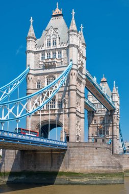 Güneşli bir yaz gününde Londra'da ünlü Tower Bridge