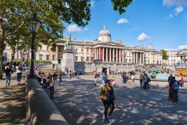 Londra'da güneşli bir yaz gününde Trafalgar Meydanı ve Ulusal Galeri