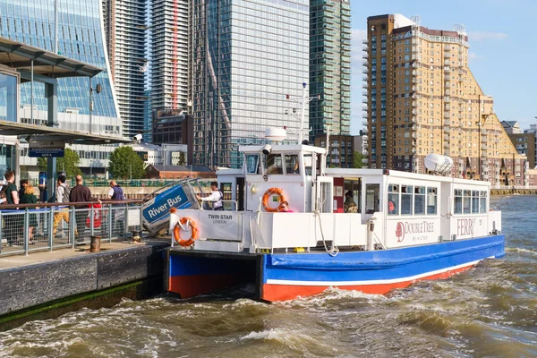 Un feribot andochează la terminalul de feribot Canary Wharf de pe râul Tamisa din Londra — Fotografie, imagine de stoc