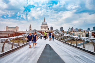 Londra'da tipik bulutlu bir günde Millennium Köprüsü ve Saint Paul Katedrali