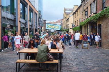 Londra 'daki Camden Town sokak pazarı.