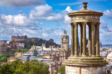 Güneşli bir yaz gününde İskoçya'nın Edinburgh şehri