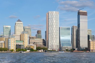 Thames Nehri'nden görüldüğü gibi Londra'daki Camary Wharf Finans Merkezi