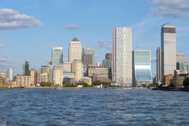 Thames Nehri'nden görüldüğü gibi Londra'daki Camary Wharf Finans Merkezi