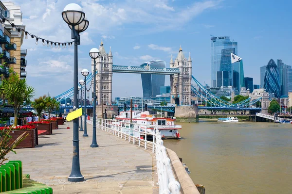 Tower Bridge, Themsen och staden London på en solig dag — Stockfoto