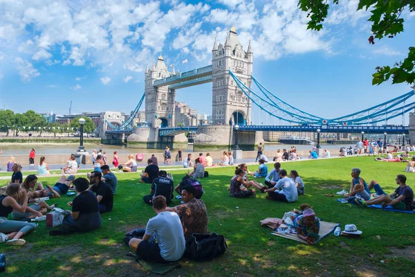 Pessoas desfrutando de verão perto de Tower Bridge em Londres — Fotografia de Stock