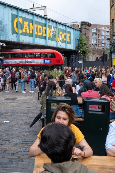 Londra 'daki Camden Town sokak pazarı. — Stok fotoğraf