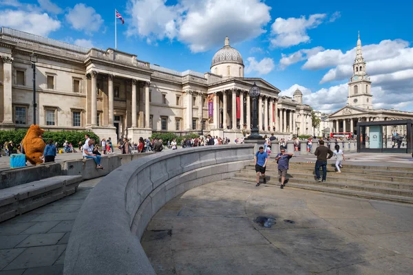 Trafalgar tér és Nemzeti Galéria Londonban egy nyári napon — Stock Fotó