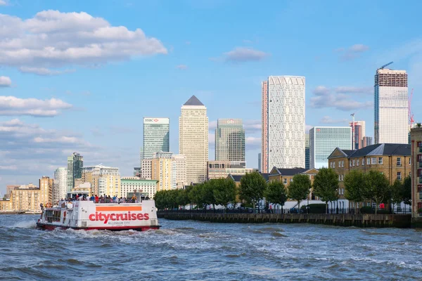 Färja på Themsen i London med utsikt över Canary Wharf — Stockfoto