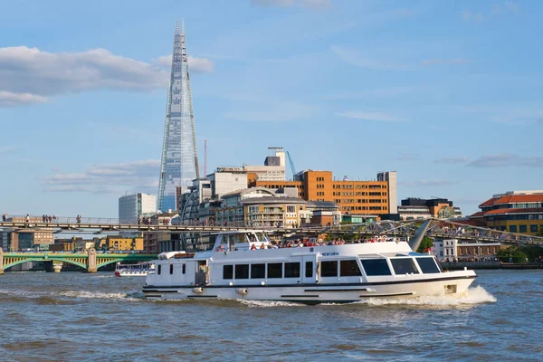 Fähre auf der Themse in London mit Blick auf den Scherben-Wolkenkratzer — Stockfoto