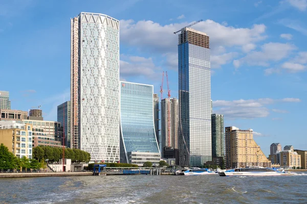 Thames Clipper catamarãs no cais Canary Wharf no rio Tamisa — Fotografia de Stock