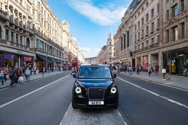 Taxi típico de Londres en Regent Street en el centro de Londres —  Fotos de Stock