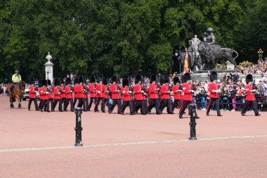 Londra'da Buckingham Sarayı yanında Muhafız değişimi töreni
