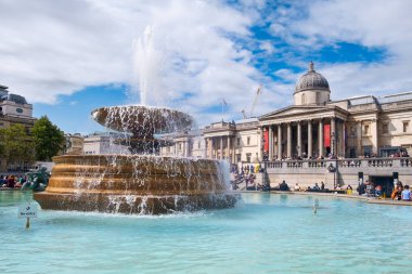 Bir yaz gününde Londra'da Trafalgar Meydanı ve Ulusal Galeri