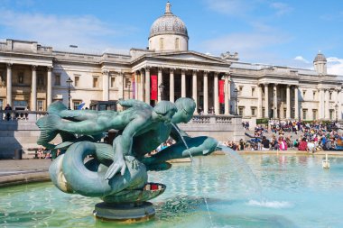 Bir yaz gününde Londra'da Trafalgar Meydanı ve Ulusal Galeri