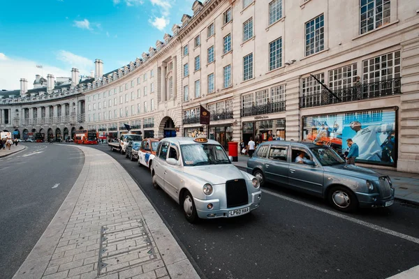 伦敦市中心摄政街的典型伦敦出租车 — 图库照片