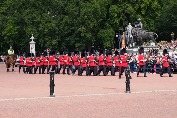 A cerimônia de Mudança da Guarda ao lado do Palácio de Buckingham em Londres — Fotografia de Stock