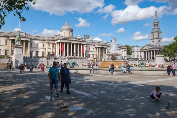 Trafalgar tér és Nemzeti Galéria Londonban egy nyári napon — Stock Fotó