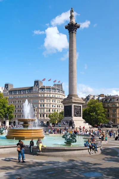 Trafalgar Square och Nelson kolumnen i London på en solig dag — Stockfoto