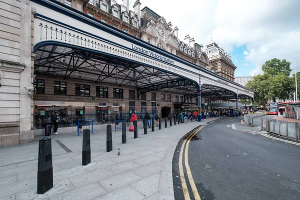 Victoria Station, uma das estações de trem mais movimentadas de Londres — Fotografia de Stock