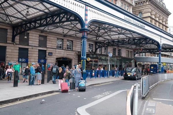 สถานีวิคตอเรีย หนึ่งในสถานีรถไฟที่คึกคักที่สุดในลอนดอน — ภาพถ่ายสต็อก