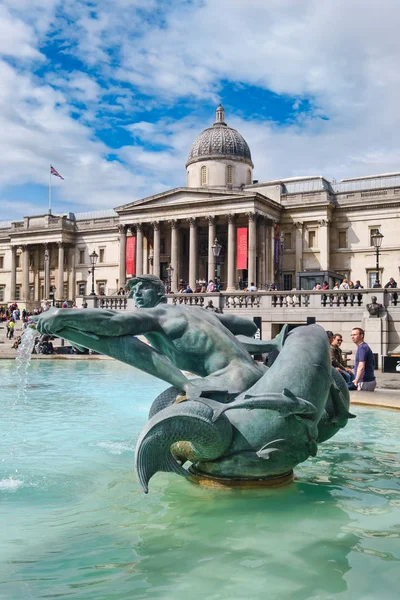 Trafalgarské náměstí a národní galerie v Londýně za letního dne — Stock fotografie