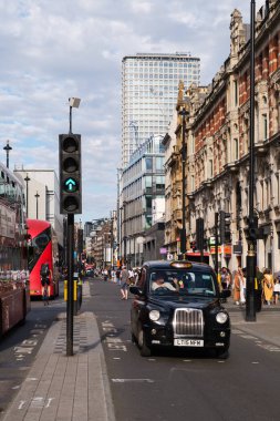 Londra'da Oxford Street tipik siyah taksi