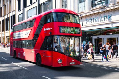 Londra'da Oxford Steet tipik kırmızı çift katlı otobüs