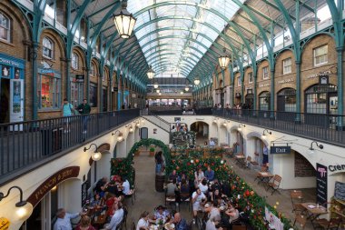 Londra'daki Covent Garden pazarındaki restoran ve mağazalar