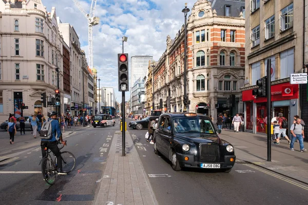 Típico táxi preto em Oxford Street, em Londres — Fotografia de Stock