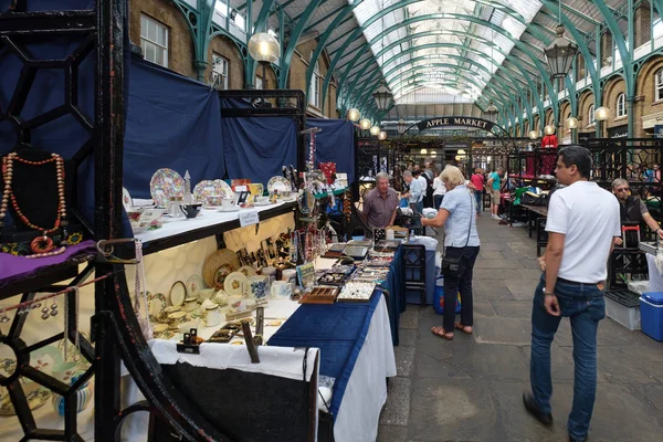 O mercado da Apple no Covent Garden em Londres — Fotografia de Stock