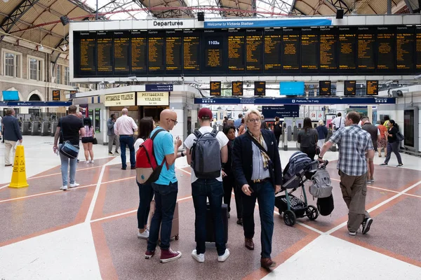 Passagiers op het treinstation London Victoria — Stockfoto