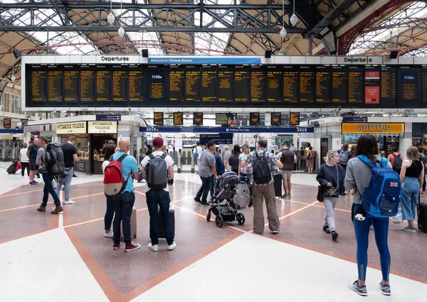 Passagiere am Londoner Viktoria-Bahnhof — Stockfoto