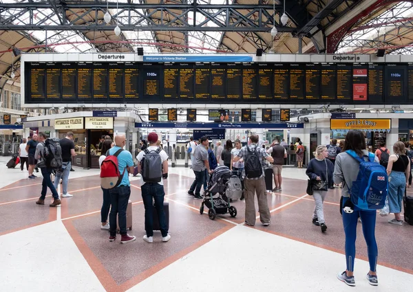 Passagerare på London Victoria Train Station — Stockfoto