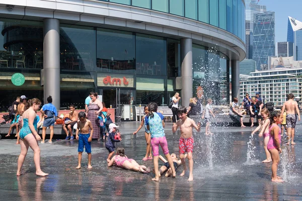 Дети наслаждаются летом у фонтана в Лондоне — стоковое фото